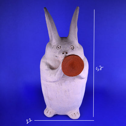 Conejo gigante con trompeta